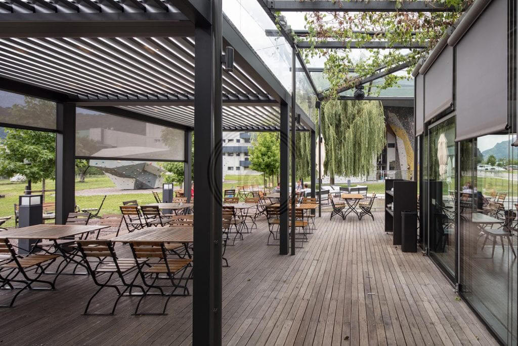 Mái xếp hợp kim nhôm quán cafe