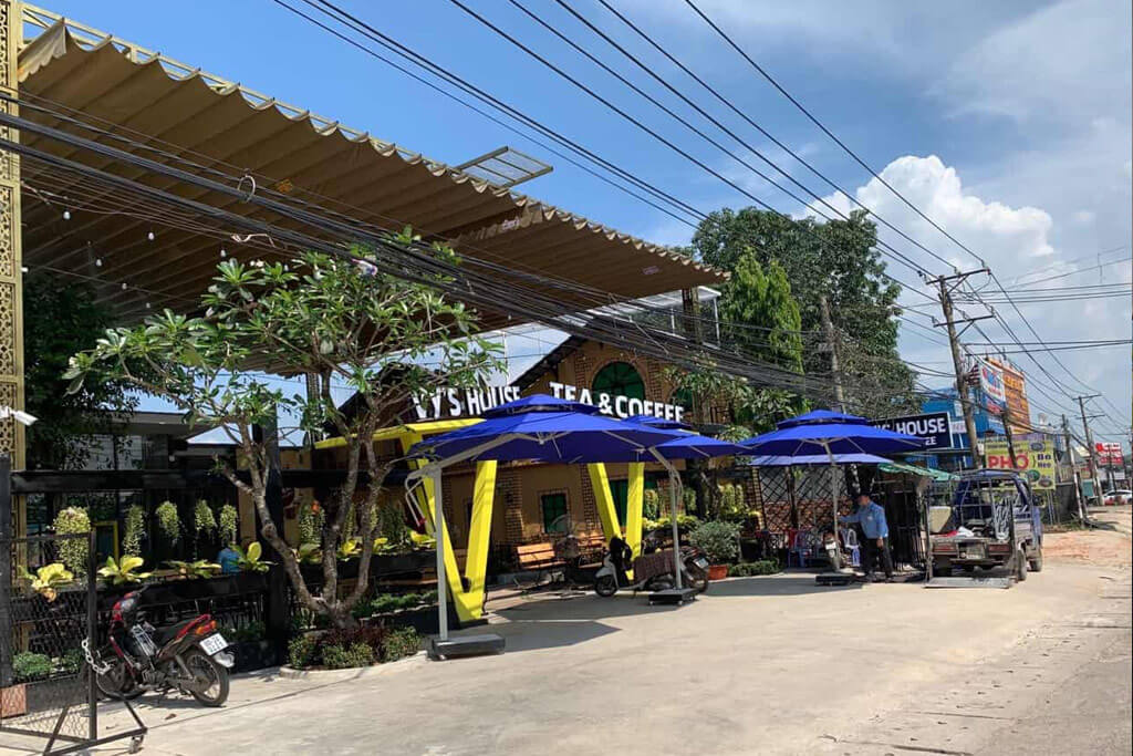 Mái xếp lượn sóng giá rẻ cho quán cafe
